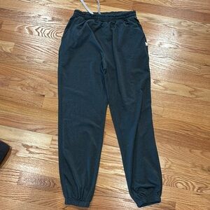 Vuori boyfriend jogger. Forest green